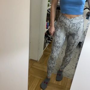 Aerie crossover leggings SMALL white snake print